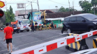 Kecelakaan Mobil di Perlintasan Rel KA Sukosari, Kota Madiun: Pengemudi Selamat Tanpa Korban